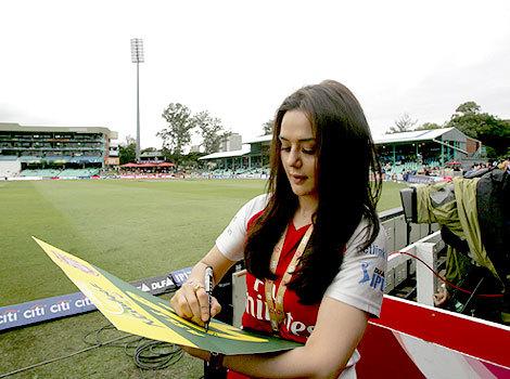 priety-zinta-cheerling-ipl2010