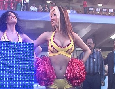 Bangalore-Royal-Challengers-Cheerleaders-2