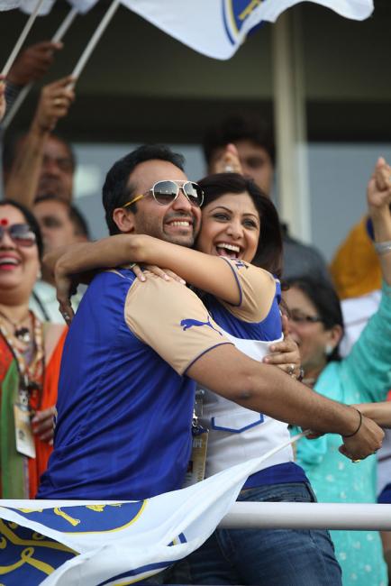 raaj kundra hugging shilpa